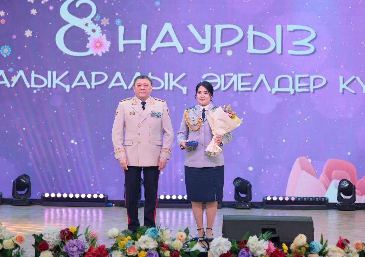 Президент наградил сотрудницу полиции из ВКО за спасение семьи