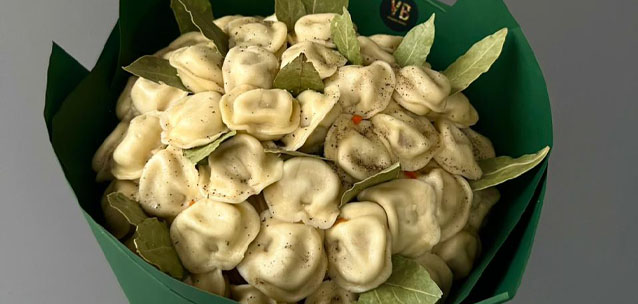 Букет из пельменей и бокс с казы: какие необычные подарки дарят женщинам на 8 Марта