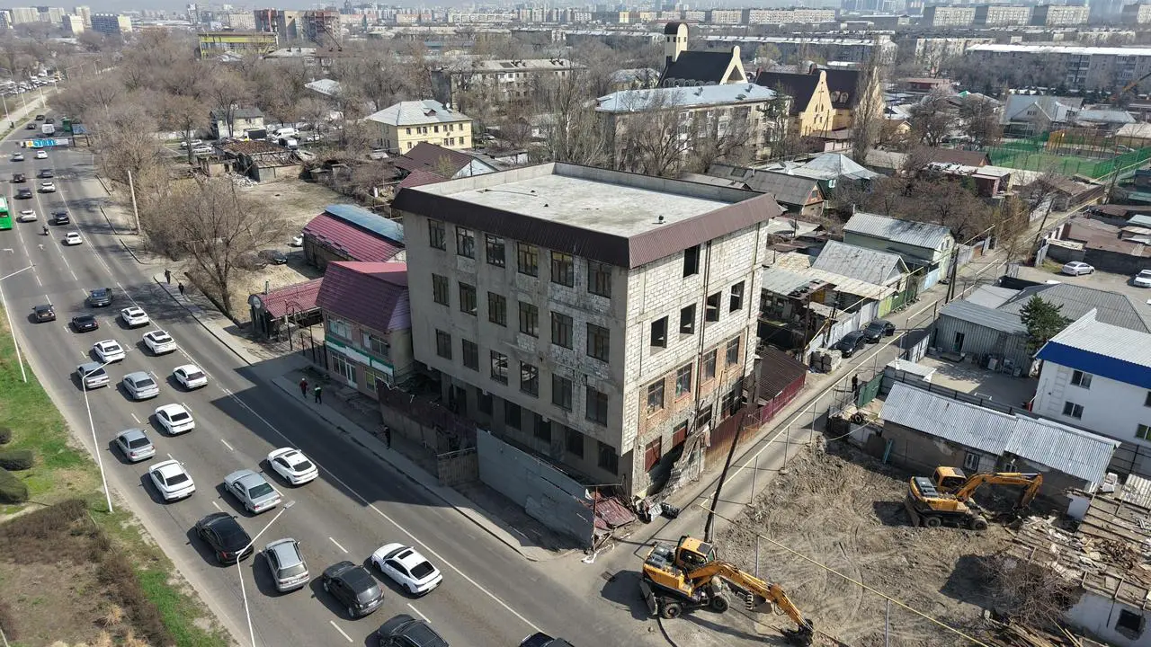 В Алматы сносят четырёхэтажное здание