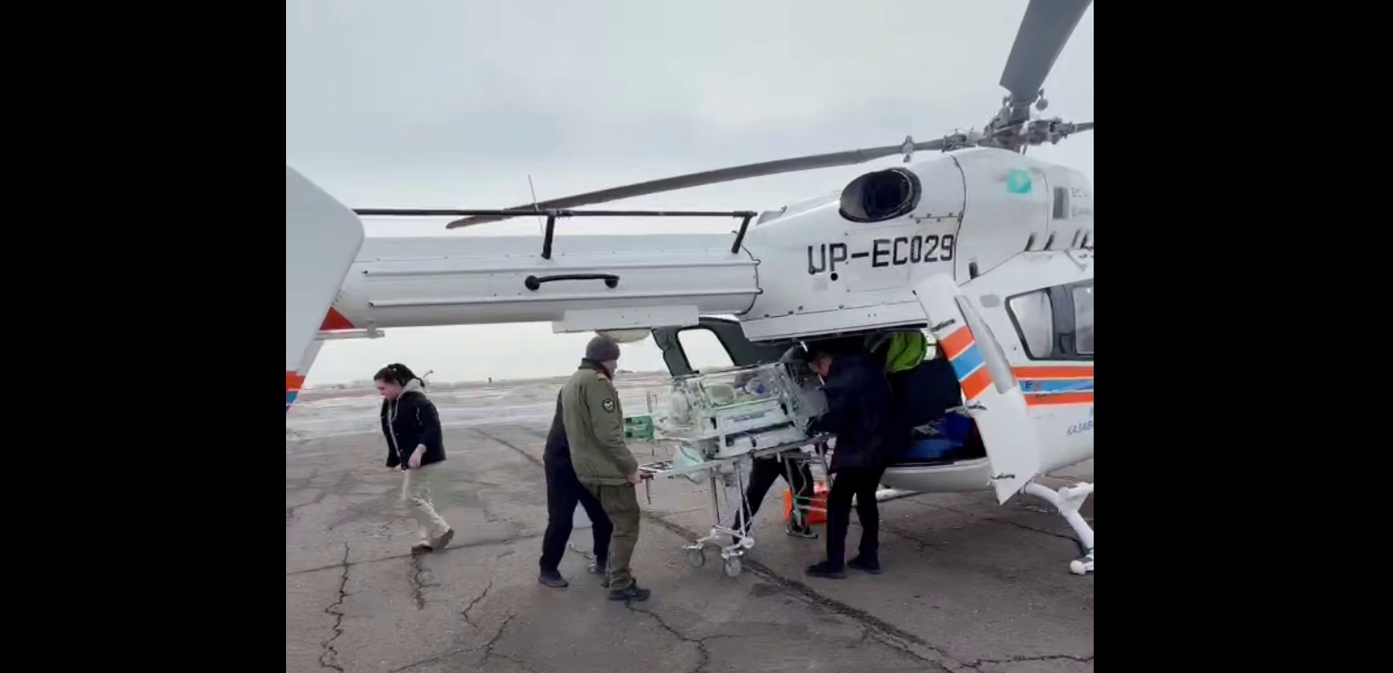 Новорождённых двойняшек доставили вертолётом в Павлодар