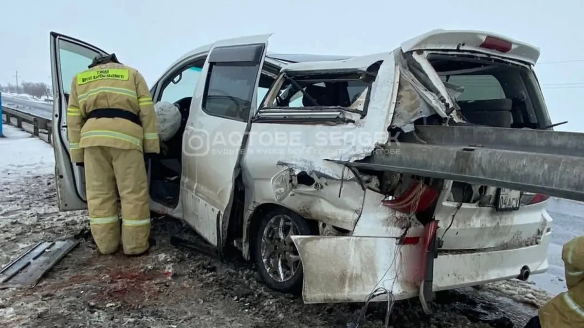 На трассе в Актюбинской области отбойник пробил автомобиль в ДТП