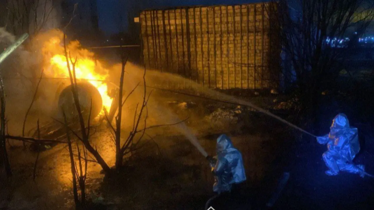 В Актобе пожар спровоцировал взрыв на газовой заправке