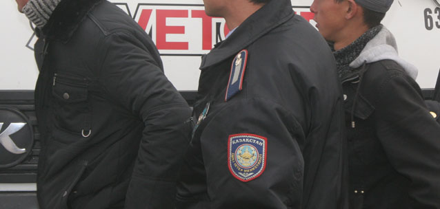 25 иностранцев незаконно работали на предприятии в Алматы