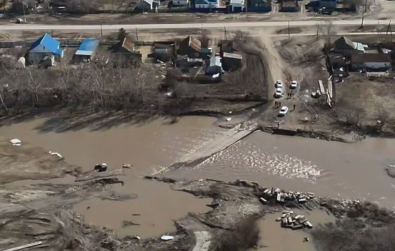 В Акмолинской области затопило мост, жителей переплавляли на лодках