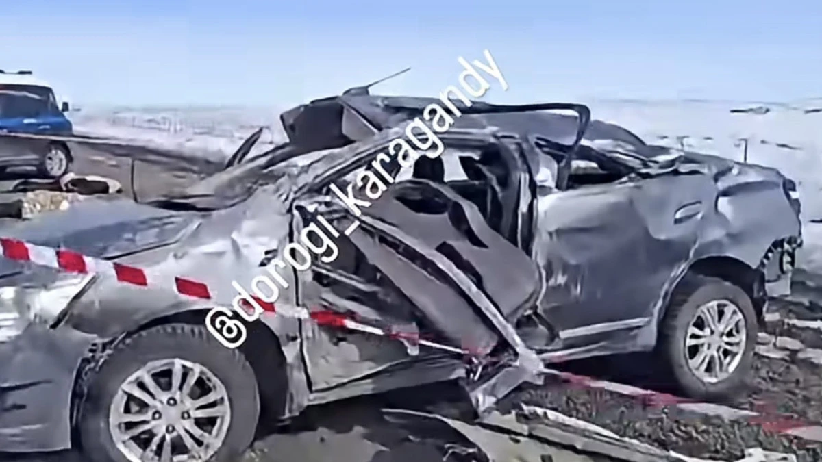 На повороте под Карагандой перевернулся легковой автомобиль