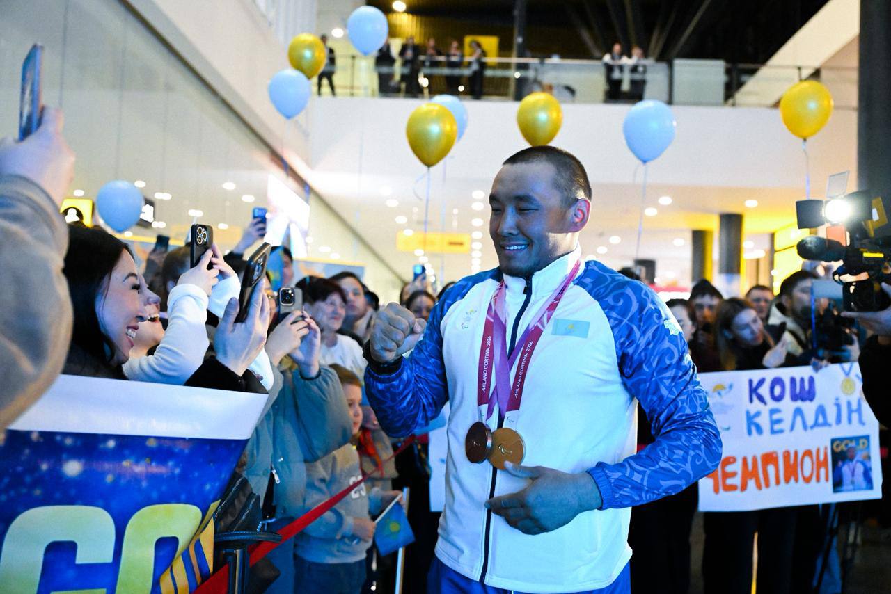 В аэропорту Астаны торжественно встретили Ербола Хамитова