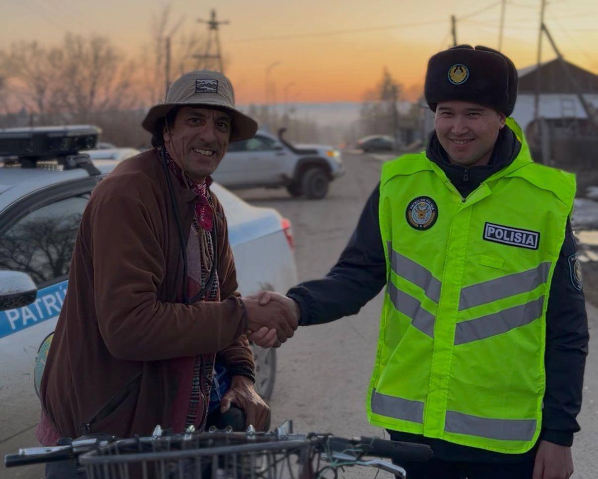 В ВКО полицейские помогли иностранному велопутешественнику продолжить путь