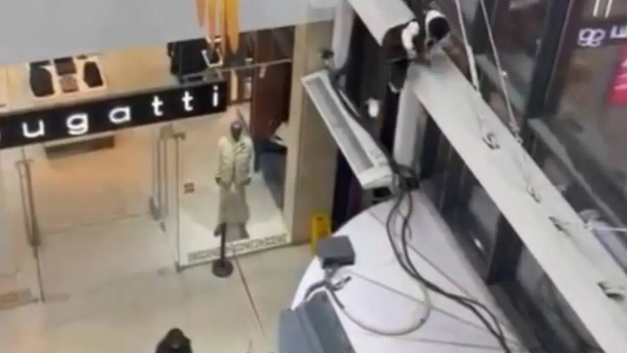 В ТРЦ Атырау подросток упал с высоты