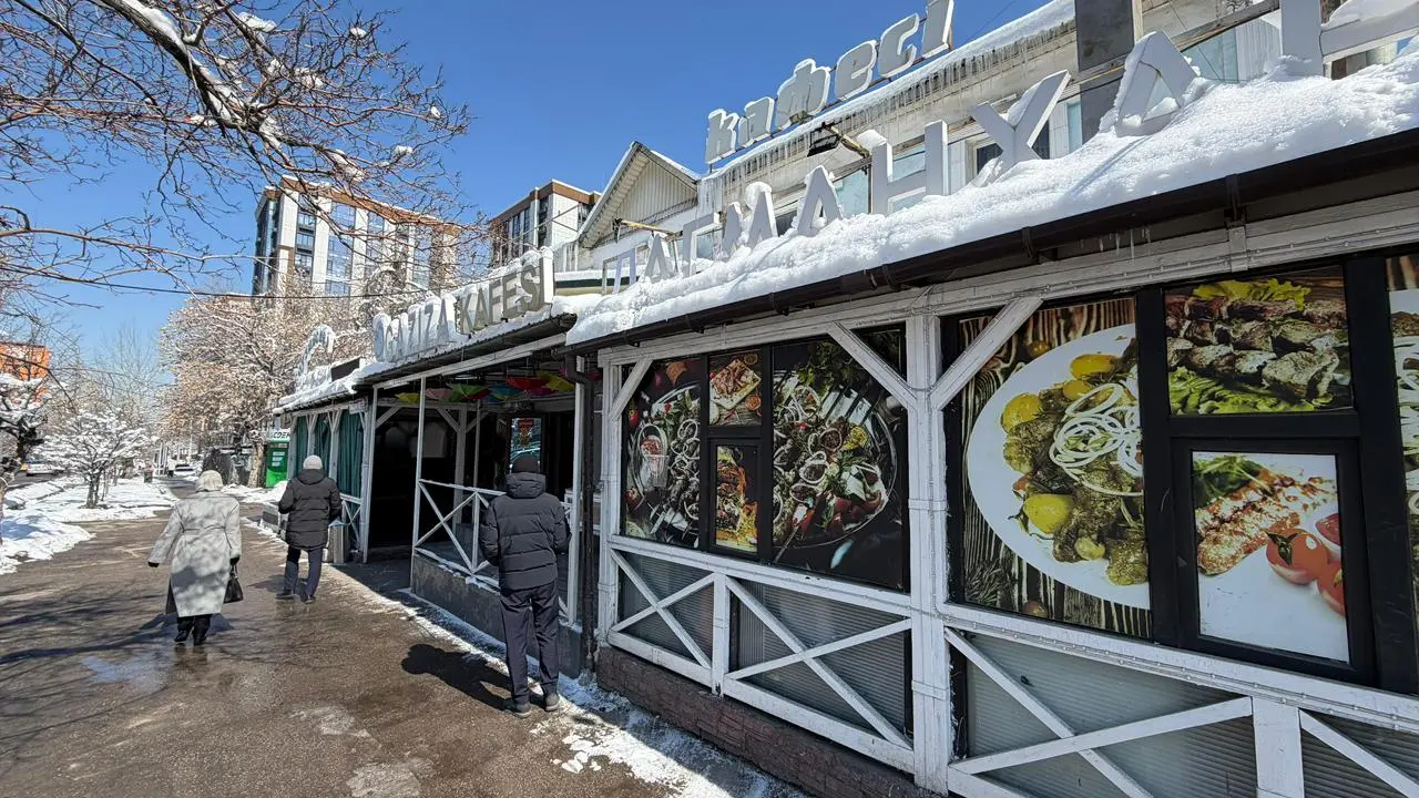 В Алматы сносят незаконную летнюю террасу кафе