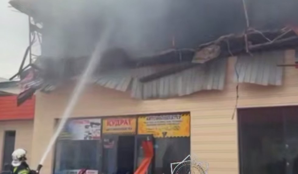 Сотрудники МЧС ликвидировали пожар на территории автокомплекса в Шымкенте