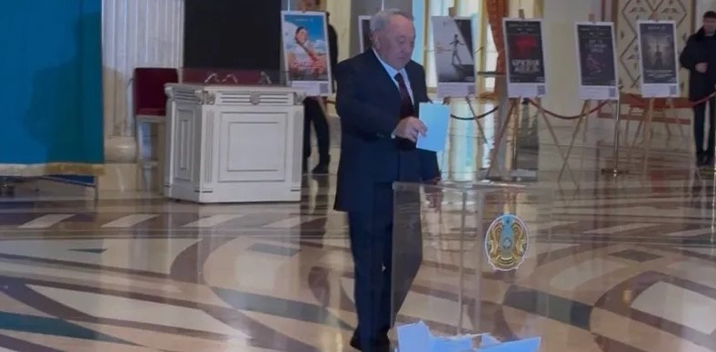Нурсултан Назарбаев проголосовал на референдуме