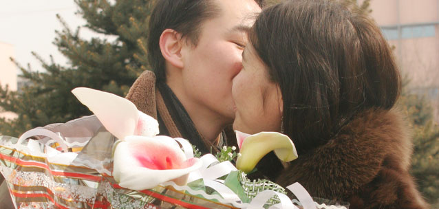 8 марта раз в году, посуда - каждый день: что показало исследование о семье в Казахстане