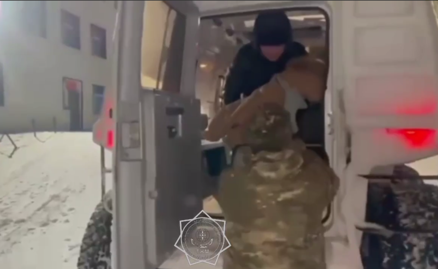 Из-за закрытия дороги в Актюбинской области спасатели эвакуировали годовалого ребенка с матерью