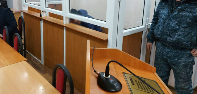 Гость столкнул хозяина с балкона, обокрал квартиру, но заснул на лестничной площадке