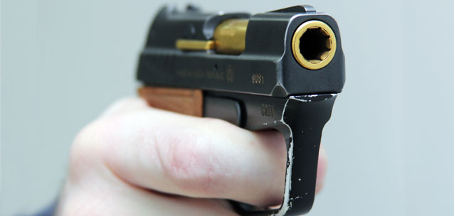 Целился в ягодицу, а выбил глаз