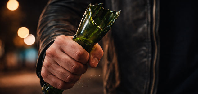 Доказывая свою силу, мужчина разбил себе о голову пустую бутылку