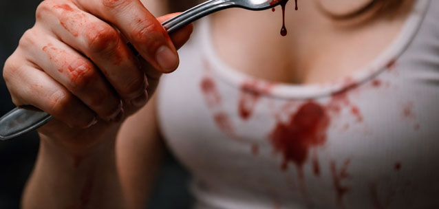 Женщина расправилась вилкой и электрошнуром с домогавшимся ее мужчиной