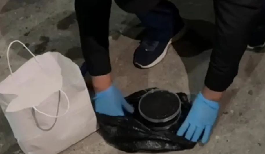 В Актау с черной икрой задержали мужчину