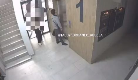 В Алматы мужчина напал на девушку в лифте ЖК