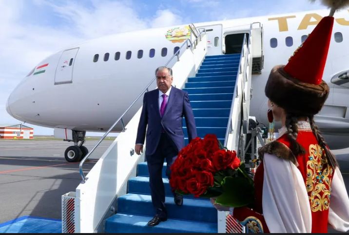 Глава Таджикистана Эмомали Рахмон прилетел в столицу Казахстана