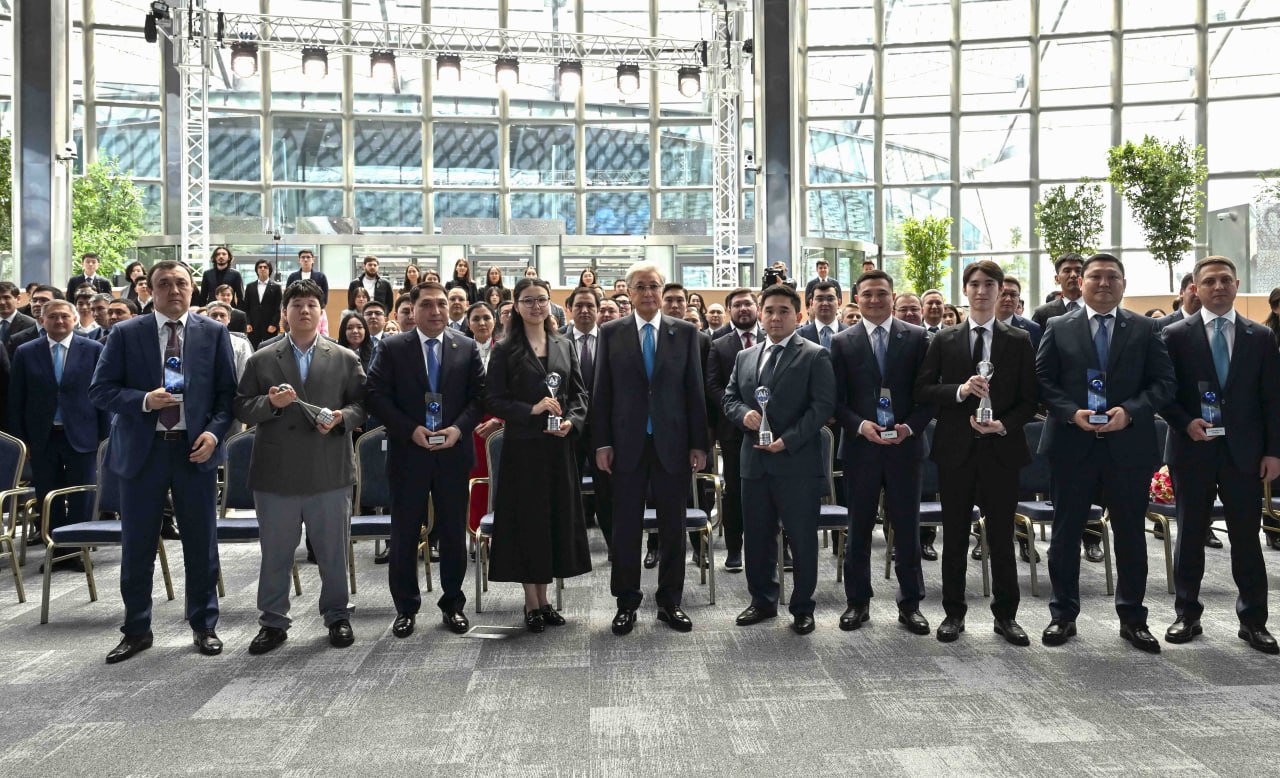 Токаев наградил победителей национального конкурса в сфере искусственного интеллекта  и конкурса AI Governance Cup