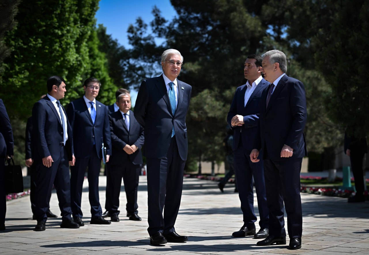 Касым-Жомарт Токаев и Шавкат Мирзиёев посетили мемориальный комплекс Бахауддина Накшбанди