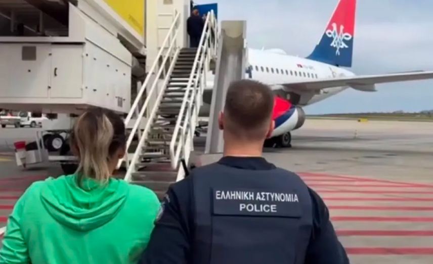 Из Греции в Казахстан экстрадировали подозреваемую в крупном хищении