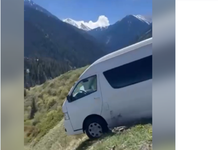 Туристический автобус сорвался с горы в Кольсае