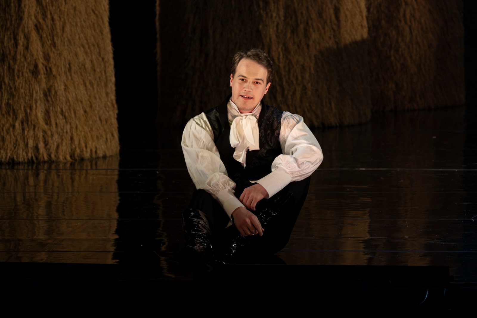 Что любит и чем живёт главный герой самого нашумевшего спектакля Казахстана «Онегин»