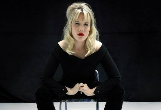 Эмиральд Феннел может переснять «Основной инстинкт»