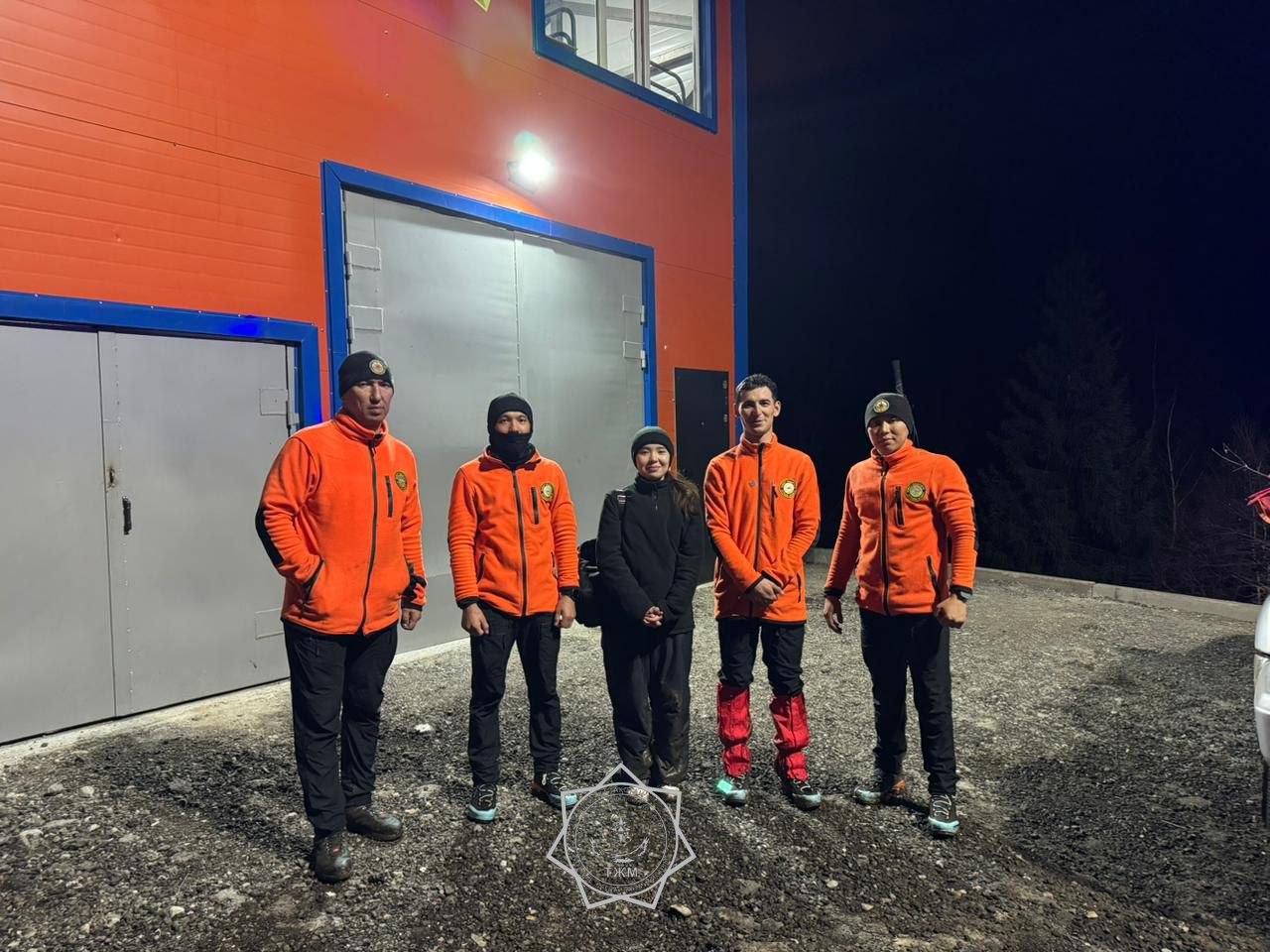 Спасатели МЧС помогли туристке в горах в Алматинской области