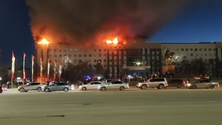 Стала известна предварительная причина пожара в акимате Актюбинской области