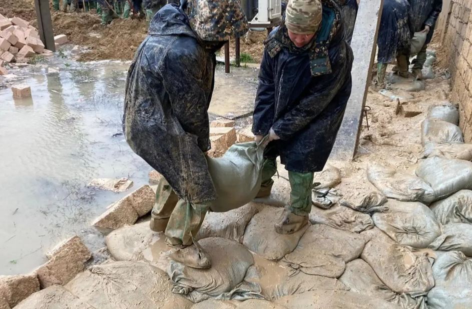 В Жанаозене военнослужащие Нацгвардии помогают устранять последствия подтопления