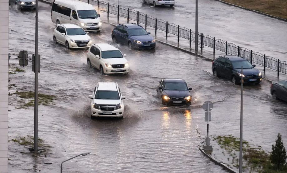 В Актау затопило улицы после сильного дождя