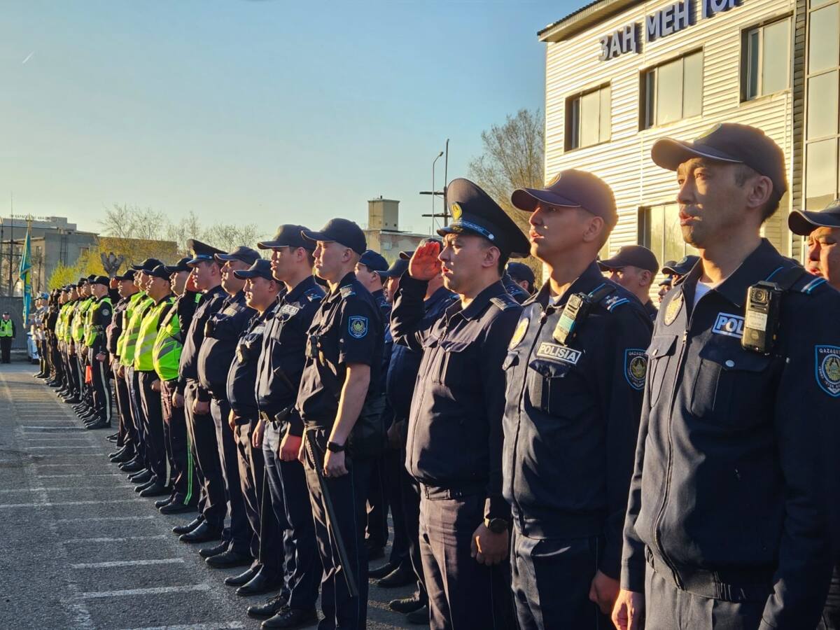 Полицейских, спасших девушку, наградили в Караганде