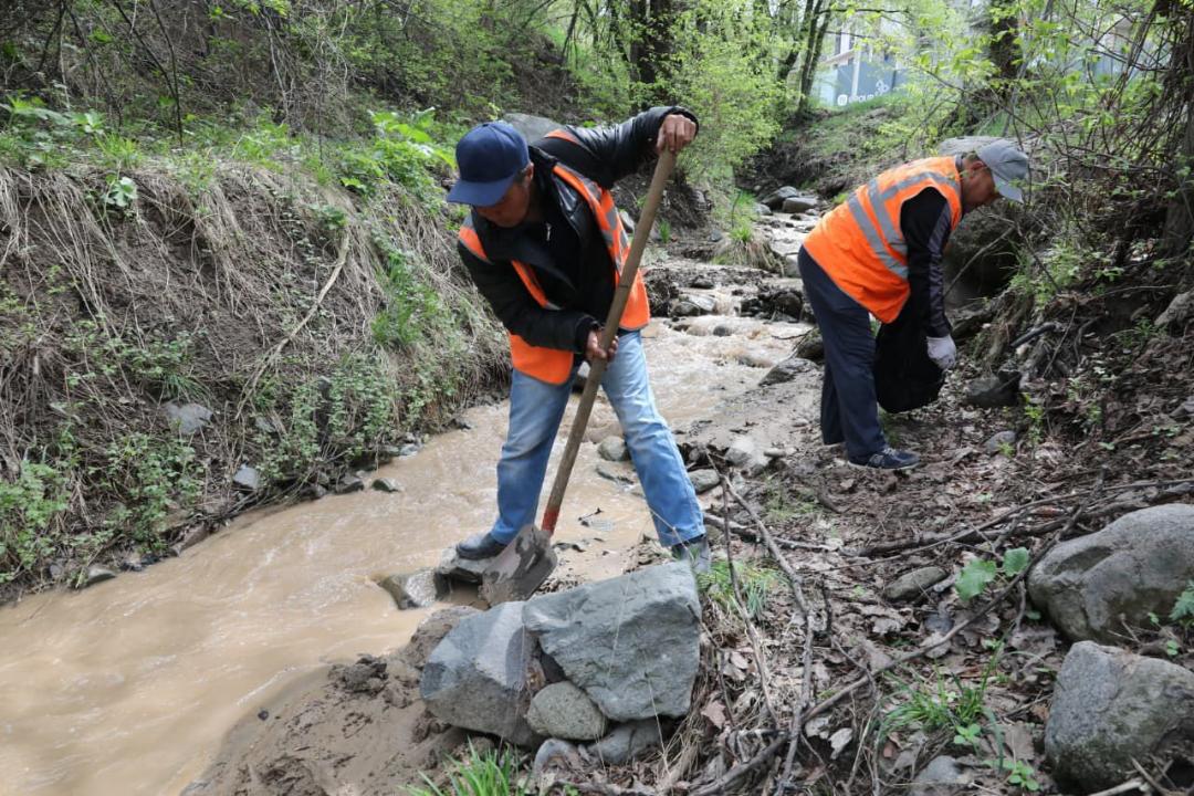 В Алматы от мусора очистили берег реки Терисбулак