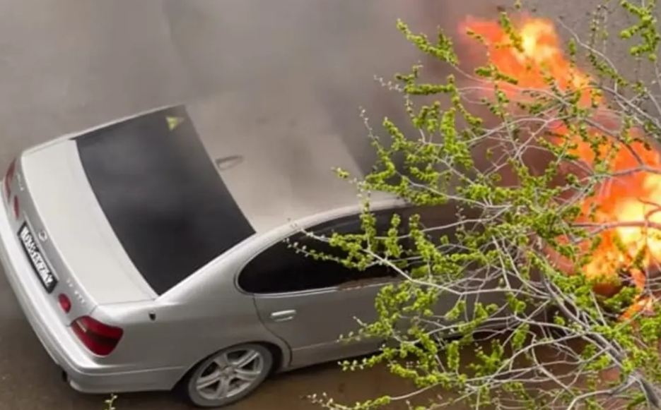 В Актау горел легковой автомобиль