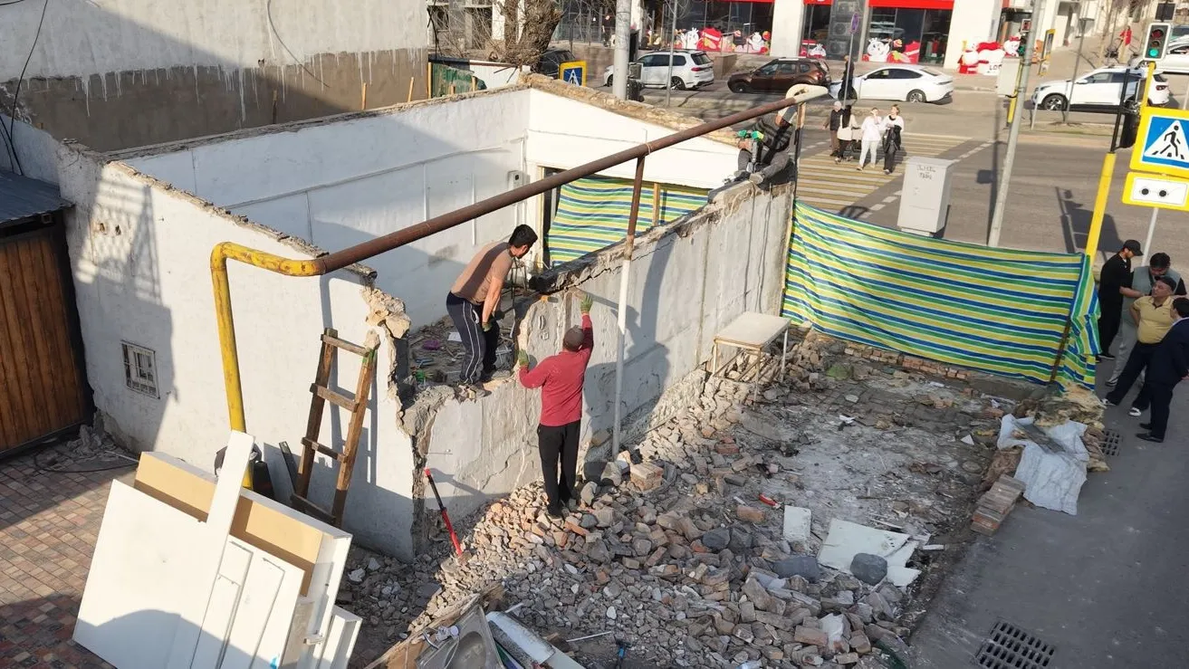 Незаконная постройка пошла под снос в Алматы