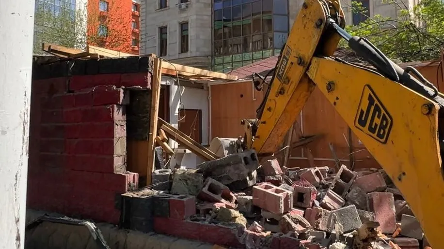 Cамострой сносят на проспекте Сейфуллина в Алматы