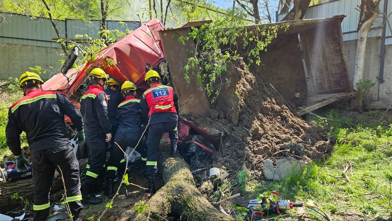 В горах Алматы грузовик без тормозов вылетел на территорию клуба