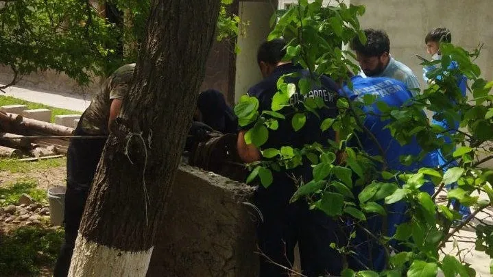 В Шымкенте маленькая девочка провалилась в 24-метровый колодец