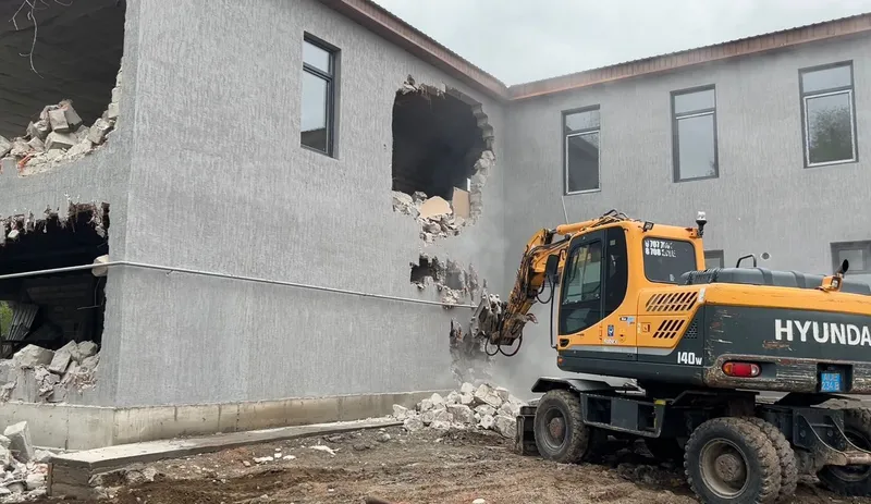 Пристройка к кафе пошла под снос в Алматы