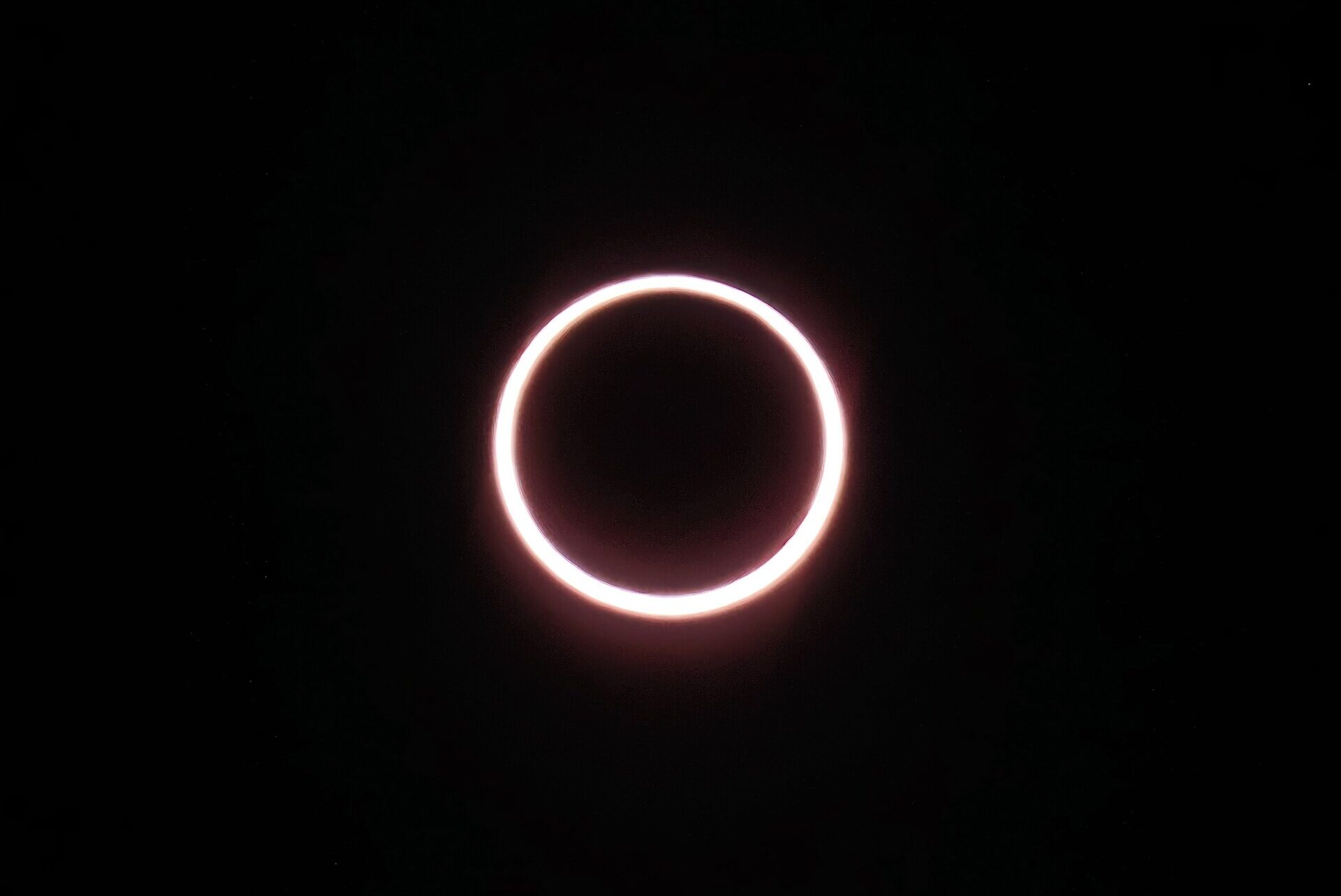 Ученый на краю света сделал единственное фото редчайшего солнечного затмения