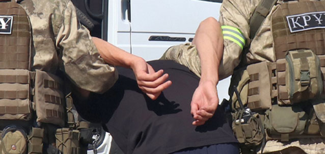 Одного избил, второму о голову разбил бутылку, с третьим расправился ножом