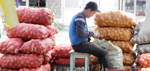 На базарах начали массово снижать цены на продукты: что происходит