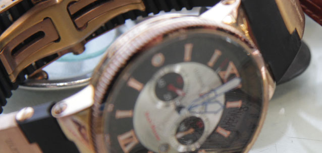 Гражданин Казахстана арестован за продажу поддельных часов в Бангкоке