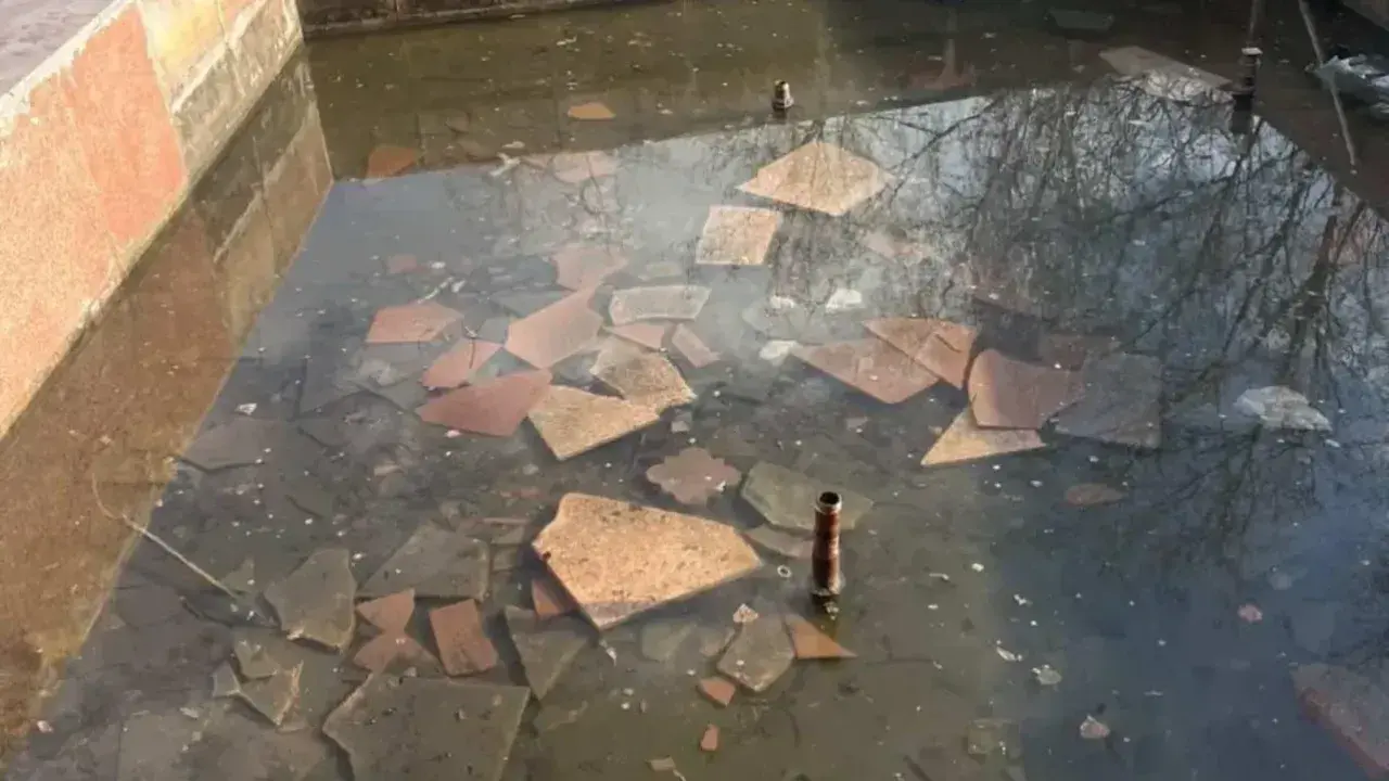 В Темиртау дети разбили плитки фонтана возле здания акимата