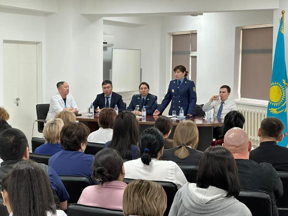 Наркотики, короткая "карьера закладчиков" и безопасность врачей: разъяснительную встречу провели для столичных медиков