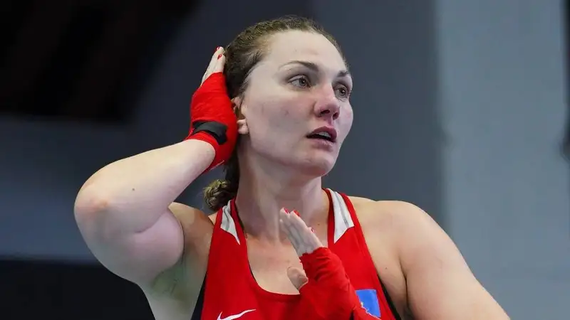 Казахстанская чемпионка мира безжалостно избила соперницу и вышла в полуфинал ЧА по боксу