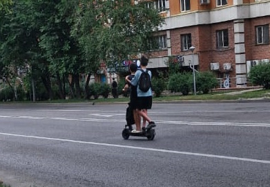 «Сына сбила туша под сто кг. Ему было 10» - казахстанцы объяснили, почему считают необходимым ужесточение правил для самокатчиков